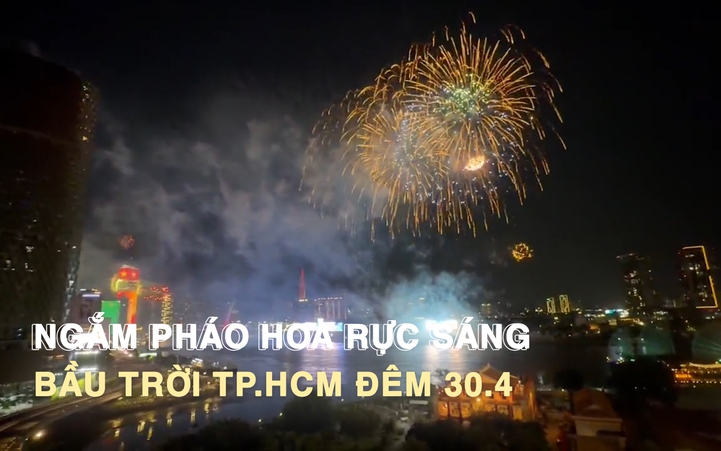 Ngắm pháo hoa rực sáng trên bầu trời TP.HCM đêm 30.4