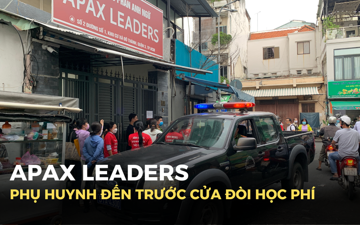 Phụ huynh ở TP.HCM mang loa đứng trước Trung tâm Anh ngữ Apax Leaders đòi học phí