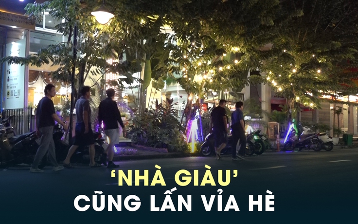 Khi ‘nhà giàu’ cũng lấn vỉa hè: Người đi bộ chen chân cùng ô tô, xe máy