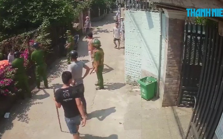 Cận cảnh công an bắt giữ nghi phạm giết vợ cũ tại cửa hàng tiện lợi