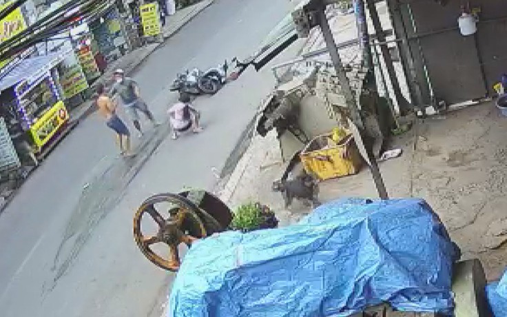 Bắt nghi phạm trộm điện thoại, kéo lê cháu bé 13 tuổi trên mặt đường