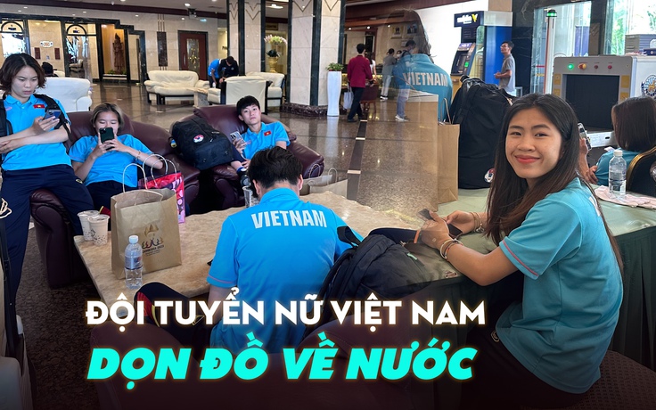 Đội tuyển nữ Việt Nam tất tả dọn hành lý ra sân bay, chia 2 nhóm về nước