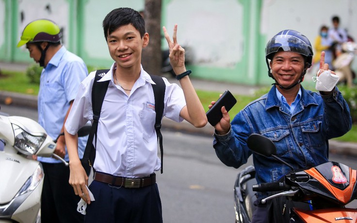 Thi lớp 10 TP.HCM: Phụ huynh nghỉ làm, dậy từ 3 giờ sáng, đội mưa chờ con