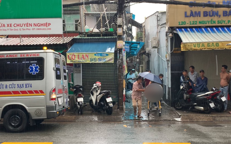 Trèo lên mái nhà quét rác, người đàn ông nghi bị điện giật tử vong