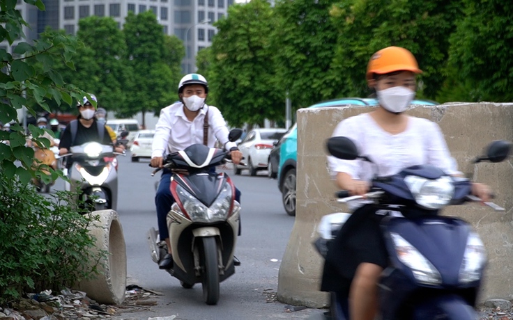 Bẫy bê tông đặt giữa đường: Xe chờ xe, luồn lách vượt chướng ngại vật 'như chơi game'