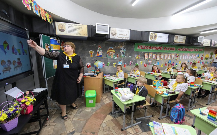 Lớp học trong ga tàu điện ngầm đón trẻ em Kharkiv