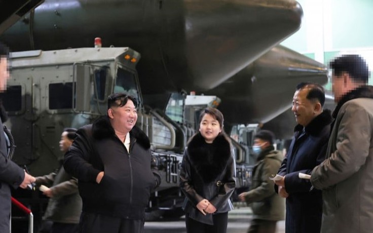 Nhà lãnh đạo Kim Jong-un chỉ đạo sản xuất bệ phóng tên lửa, sẵn sàng 'so kè quân sự'