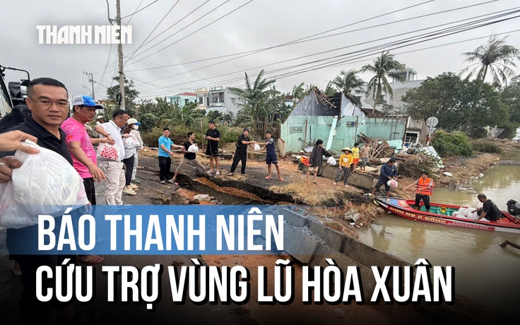 Báo Thanh Niên trao tận tay hàng cứu trợ đến người dân rốn lũ Hòa Xuân