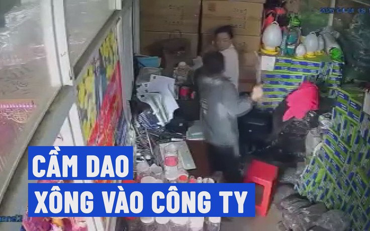 Thót tim cảnh 'người lạ' cầm dao xông vào công ty đe dọa phụ nữ