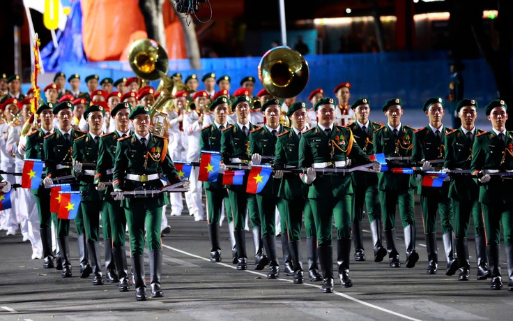 Hợp luyện diễu binh diễu hành lần 2: Những bước chân hào khí trên đường Lê Duẩn tối 22.4.2025