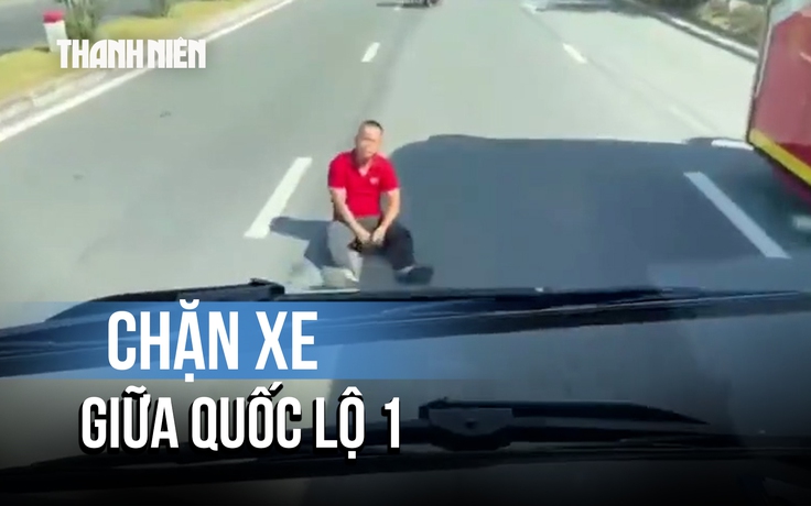 Phụ xe ngồi giữa đường, chặn xe gây hỗn loạn quốc lộ 1
