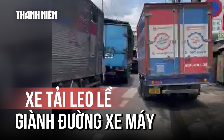 Xe tải leo lề, giành đường xe máy trong lúc ùn ứ nghiêm trọng