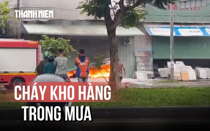 Kho hàng cháy lớn trong cơn mưa chiều cuối tuần