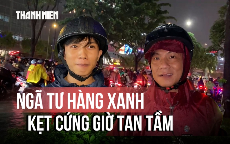 Mưa như trút nước, ngã tư Hàng Xanh kẹt cứng giờ tan tầm