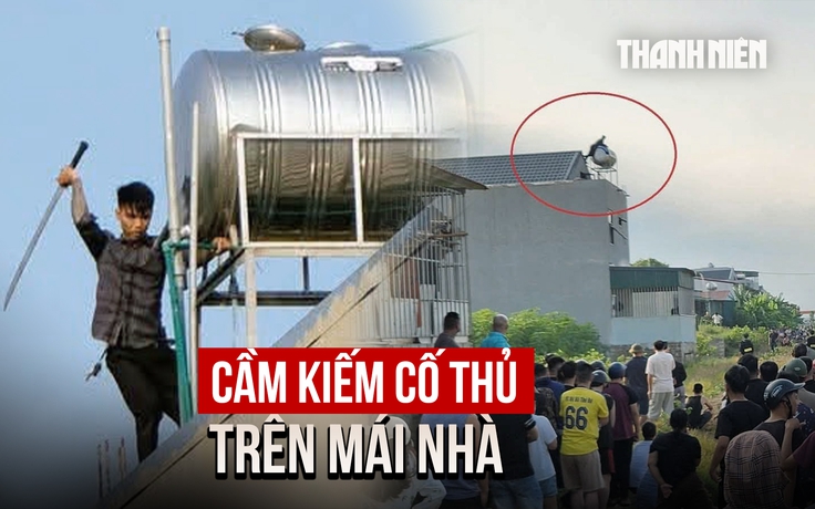 Vây bắt hai người đàn ông cầm kiếm cố thủ trên mái nhà ở Thanh Hóa