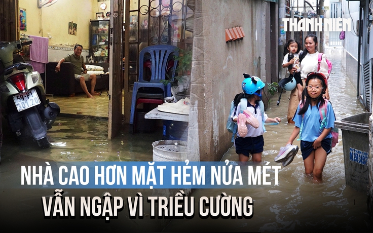 Hẻm ở TP.HCM ngập hơn nửa mét vì triều cường, người dân chờ nước rút mới ăn cơm