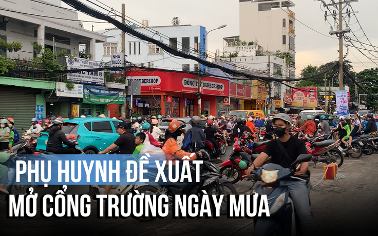 Ùn tắc giờ tan học: Phụ huynh đề xuất mở cổng trường ngày mưa