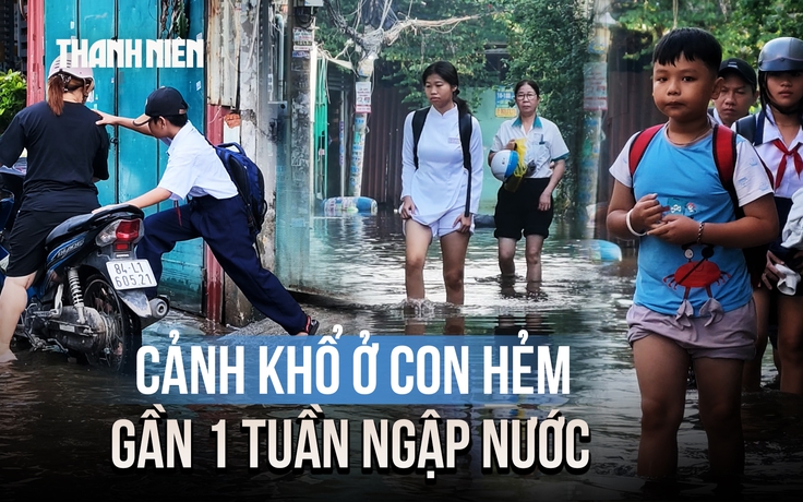 Cảnh khổ ở hẻm TP.HCM: Gần 1 tuần ngập nước, học sinh lội nước đi học