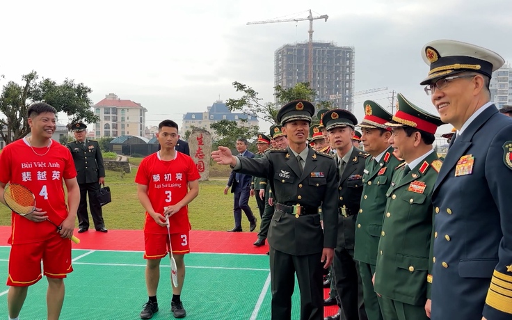 Đại tướng Phan Văn Giang sang Trung Quốc, cùng thượng tướng Đổng Quân xem thể thao