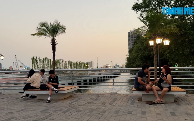 Bủa vây hàng rong chèo kéo, xe máy chiếm lối đi ở công viên khu vực bến Bạch Đằng