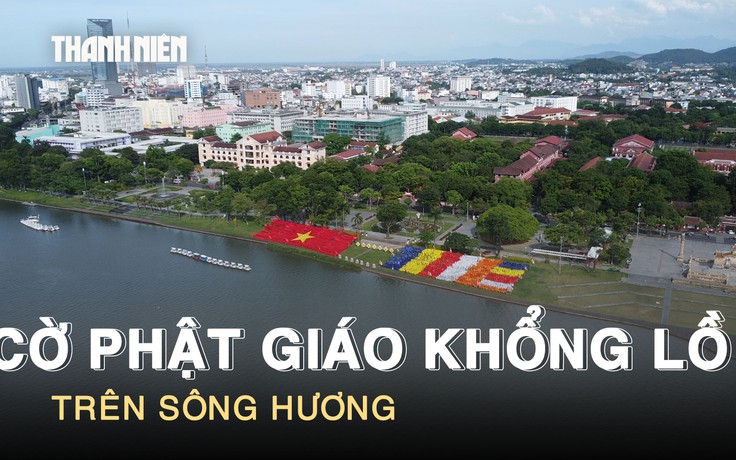 Chiêm ngưỡng cờ Phật giáo khổng lồ và 7 đóa sen hồng trên sông Hương