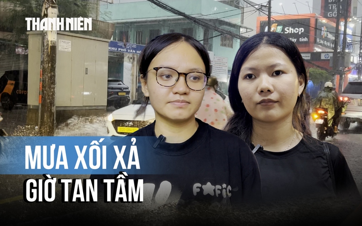 Mưa xối xả giờ tan tầm ở TP.HCM, người dân chật vật về nhà
