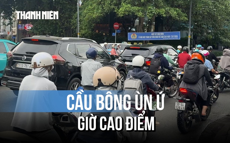 Cầu Bông ùn ứ giờ cao điểm, CSGT phải trực tiếp đứng điều tiết