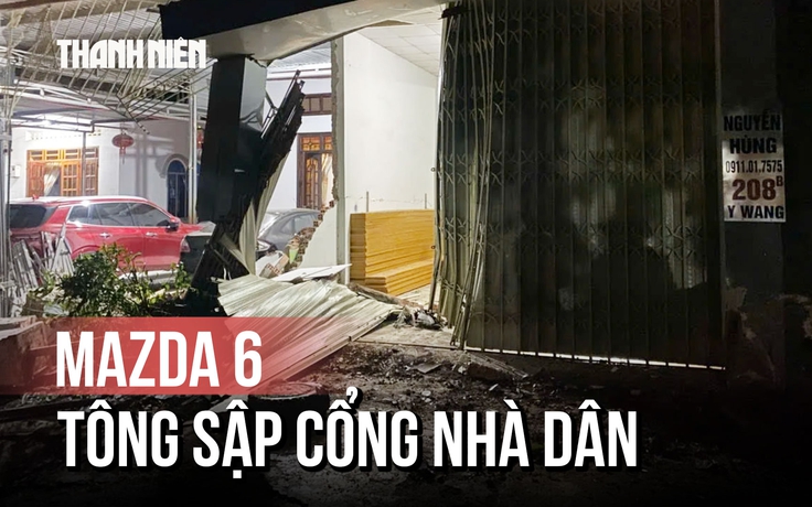2 nhà dân đón 'họa' giữa đêm: Mazda 6 tông sập cổng, đè ô tô trong sân