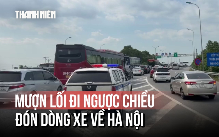 'Mượn' chiều đối diện cao tốc, đón dòng xe về Hà Nội