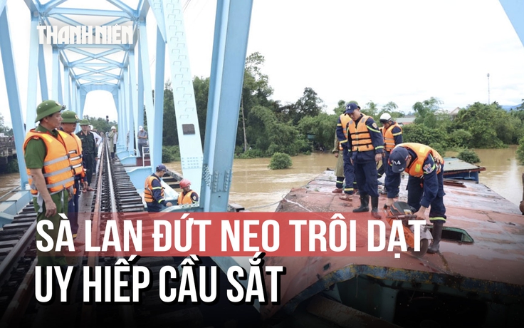 Trắng đêm cứu 3 sà lan trôi dạt uy hiếp cầu Mỹ Chánh ở Quảng Trị