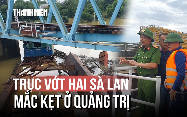 Vụ 2 sà lan mắc kẹt chân cầu Mỹ Chánh: Huy động 4 phao lớn và máy xúc trục vớt thế nào?