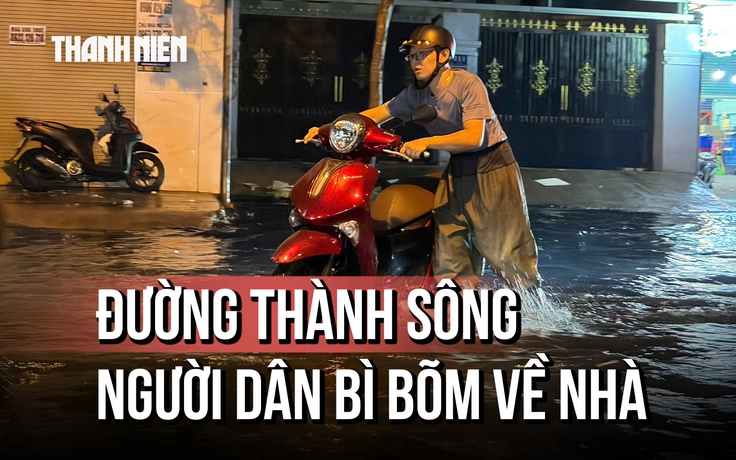 Người dân TP.HCM lội nước về nhà, 'mệt mỏi nhân đôi' trong mưa lớn
