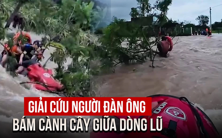 Thót tim cảnh dùng mô tô nước giải cứu người đàn ông bám cành cây giữa dòng lũ