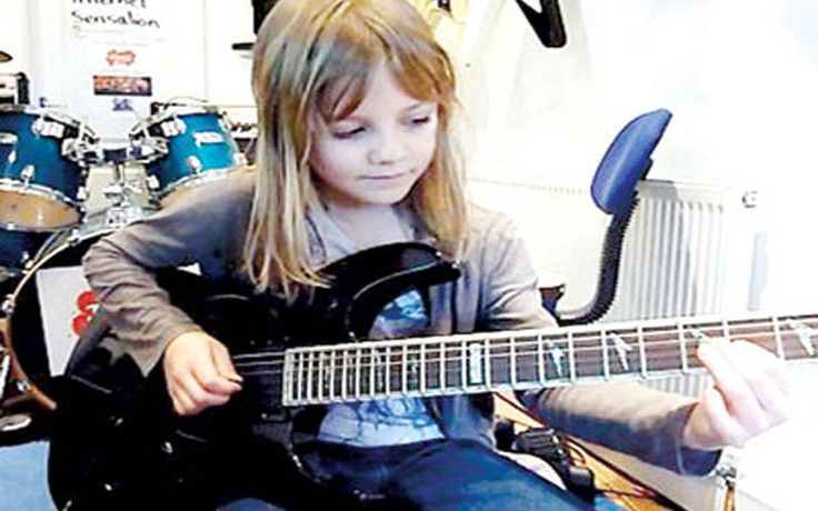 Cô bé 8 tuổi chơi guitar điệu nghệ