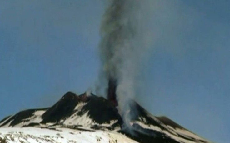 Núi lửa Etan phun khói cao 7 km