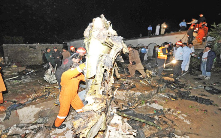 Máy bay Pakistan rơi, 127 người thiệt mạng