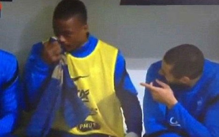 Evra bị chỉ trích vì thiếu tôn trọng áo đấu tuyển Pháp