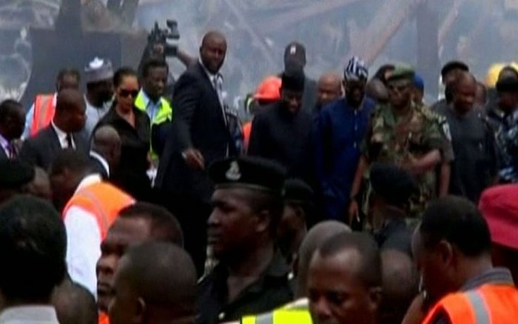 Tổng thống Nigeria thăm địa điểm máy bay rơi