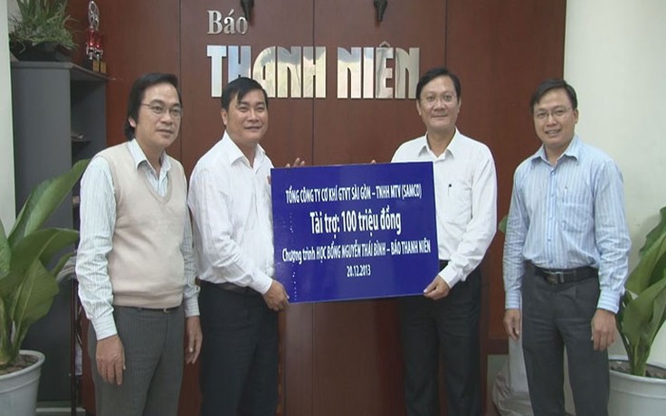 Samco trao tiền ủng hộ quĩ học bổng Nguyễn Thái Bình