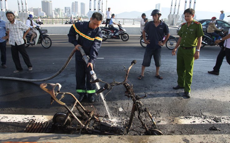 Xe điện bốc cháy trên cầu Rồng