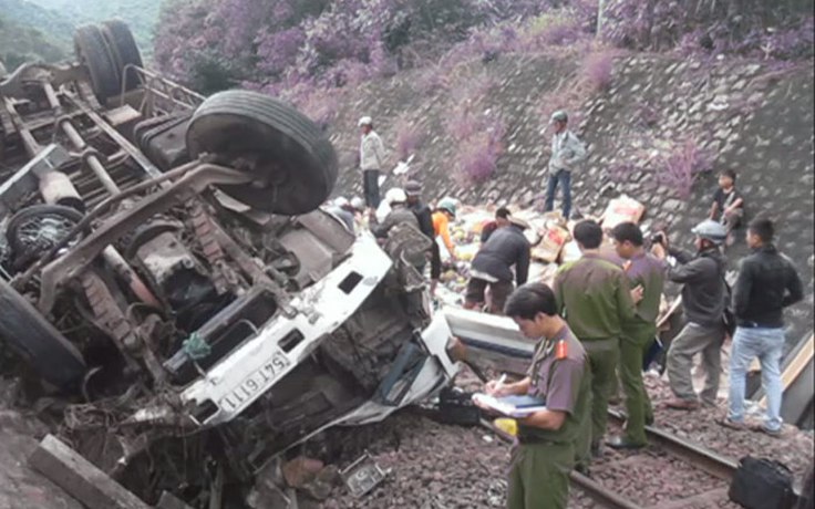 Tai nạn giao thông làm 5 người bị thương, đường sắt gián đoạn