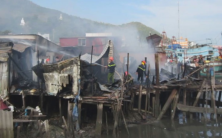 Cháy rụi 5 căn nhà ven kênh Sao Mai - Bến Đình