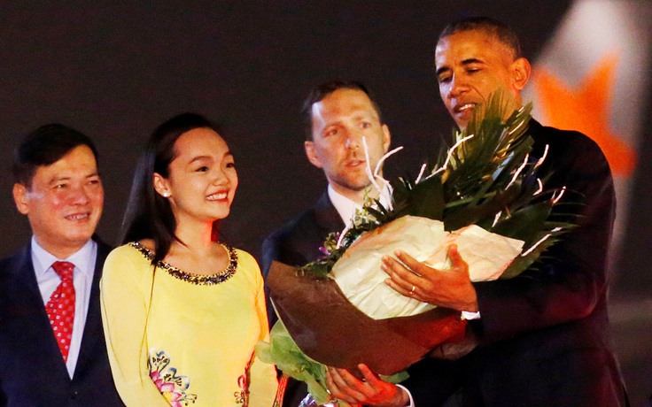 Cô gái tặng hoa cho Tổng thống Obama là ai?