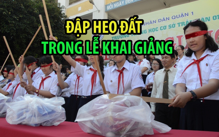 Đập heo đất trong lễ khai giảng để ủng hộ học sinh nghèo vùng lũ