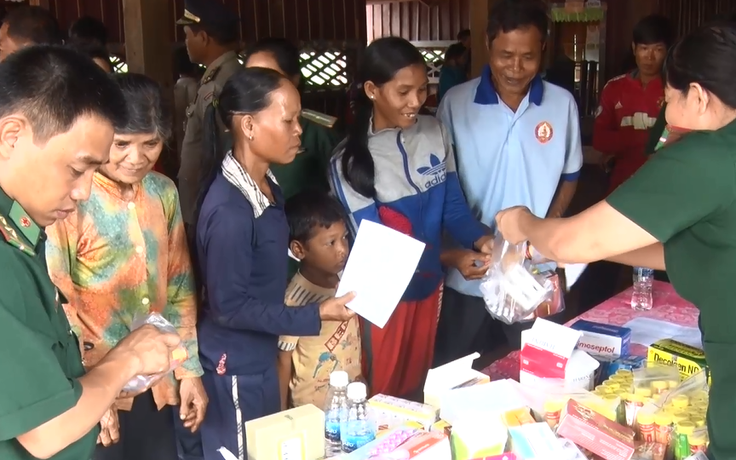 Bộ đội biên phòng tỉnh Kon Tum khám bệnh, cấp thuốc cho 400 người dân Campuchia