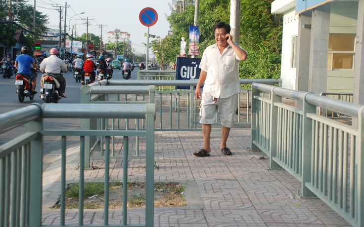 Vỉa hè Sài Gòn lắp rào sắt chặn hàng rong, người đi bộ thoải mái