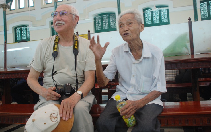 Người Việt bình dân nói ngoại ngữ như Tây: Ông bà U.90 làu làu nhiều thứ tiếng