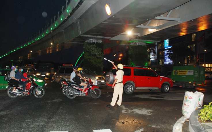 'Giải cứu' cửa ngõ sân bay Tân Sơn Nhất: Thử cho xe chạy dưới dạ cầu vượt