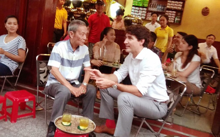 Thủ tướng 'soái ca' Canada Justin Trudeau uống cà phê vỉa hè Sài Gòn như thế nào?