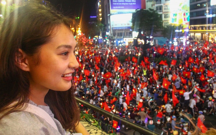 Bóng hồng Sài Gòn rạng rỡ xuống đường mừng U.23 Việt Nam vào chung kết